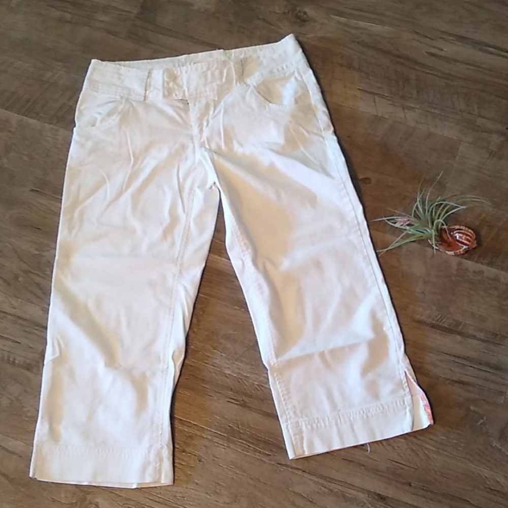Size 4 white American Eagle capris